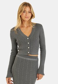 Grauer gerippter, kurzer Cardigan mit langen Ärmeln, verziert mit kleinen, funkelnden Akzenten und runden Knöpfen, mit einem V-Ausschnitt und gewellten Bündchen.