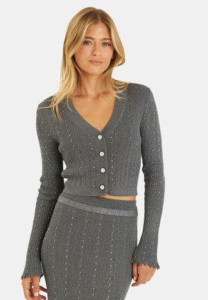 Cardigan corto a coste grigio con maniche lunghe, decorato con piccoli accenti scintillanti e bottoni arrotondati, dotato di scollatura a V e polsini a ondina.