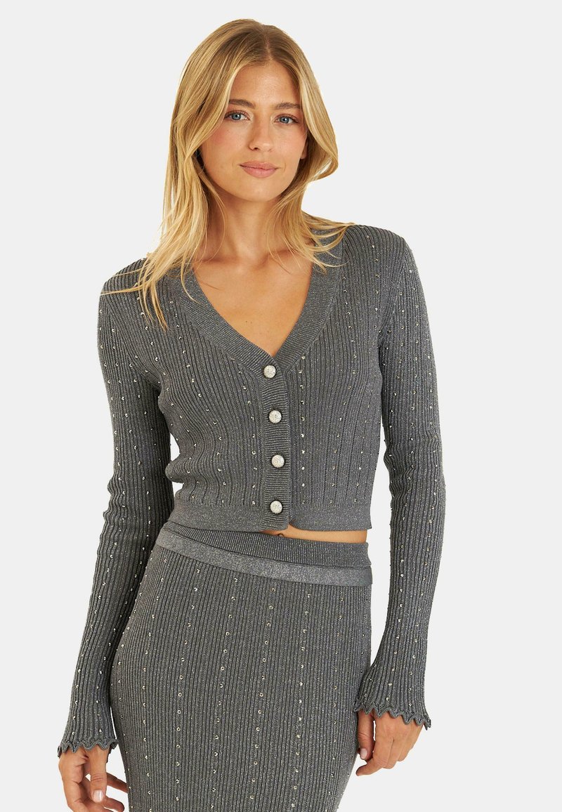Grauer gerippter, kurzer Cardigan mit langen Ärmeln, verziert mit kleinen, funkelnden Akzenten und runden Knöpfen, mit einem V-Ausschnitt und gewellten Bündchen.
