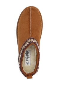 Ciabatta in suede marrone con punta arrotondata, rivestimento morbido, decorazione in corda e un asola per tirare sul tallone. Etichetta del marchio visibile all'interno.