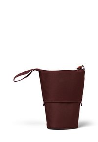 Sac en tissu bordeaux avec un design effilé, fermeture éclair sur le dessus et une poignée latérale pour le porter. Texture lisse sans motifs.