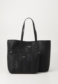 Sac tote noir et petite trousse, tous deux ornés d'un motif en chevrons texturé. Fini en cuir lisse avec des accents et des sangles en logo argenté.