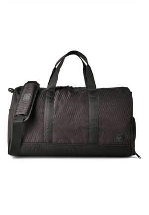 Borsa da viaggio nera con tessuto a motivo a diamante, doppie maniglie per il trasporto, tracolla regolabile e una piccola patch rettangolare del marchio sulla parte anteriore.