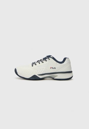 Baskets de sport blanches avec une tige texturée, des accents navy et des lacets. Elles présentent une semelle durable avec des motifs de traction et un logo bien en vue.