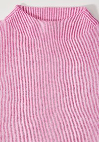 Ribbvad tyg i rosa och vita ränder, med hög halsringning och ett strukturerat mönster genom hela tyget. Slät, mjuk textur.