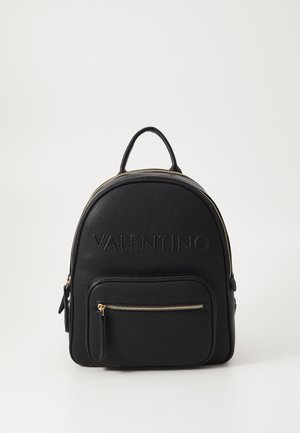 Zaino in pelle nera con superficie testurizzata, dotato di una tasca frontale con zip e logo impresso. Gli accessori con zip in tonalità dorata impreziosiscono il design.