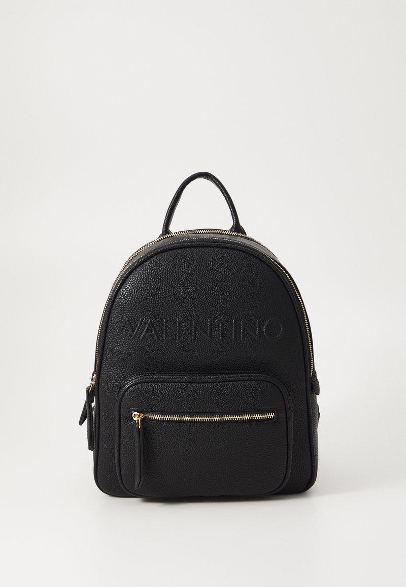 Μαύρος δερμάτινος σακίδιο πλάτης με υφή, διαθέτει μπροστινή τσέπη με φερμουάρ και ανάγλυφο λογότυπο. Τα χρυσά φερμουάρ προσθέτουν στα σχέδια.