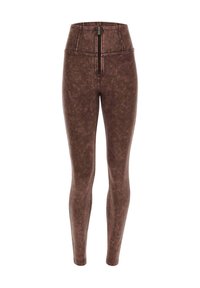 Leggings marroni a vita alta con un design testurizzato e variegato, dettagli con zip frontale e vestibilità aderente, adatti per un look casual o per attività sportive.