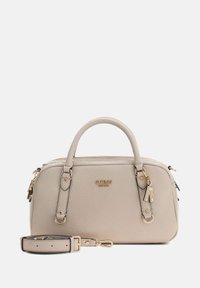 Lichtbeige, getextureerde leren Guess-handtas met dubbele handvatten, afneembare schouderriem, goudkleurige hardware en logodetails aan de voorkant.