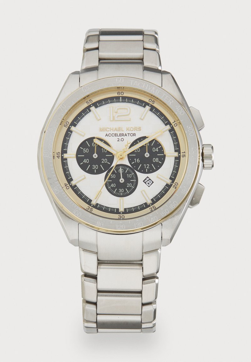 Cronografo in acciaio inossidabile argentato con quadrante bianco, dettagli dorati, sottodial neri e lunetta tachimetrica. Include un bracciale.