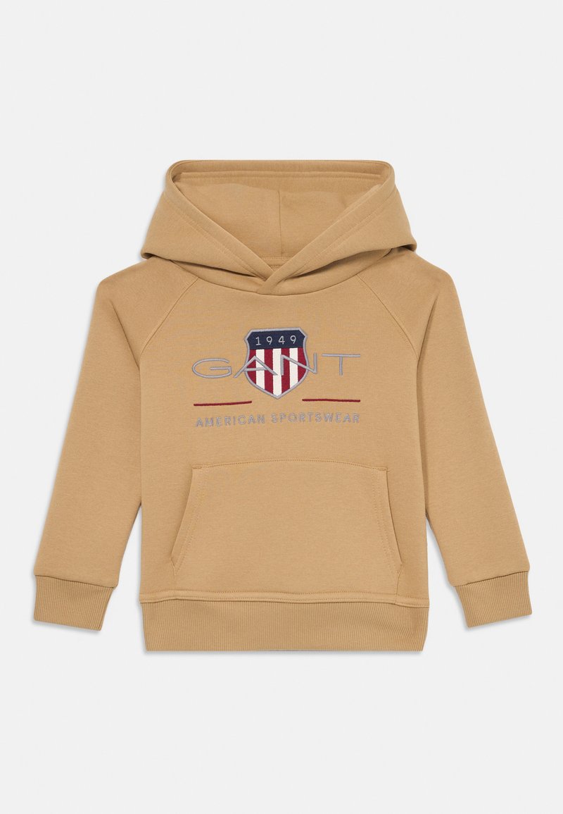 Sudadera marrón con un bolsillo canguro, que presenta un logo en escudo en azul, rojo y blanco. Puños y dobladillo acanalados, fabricada con un tejido suave.