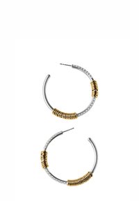 Pendientes de aro que presentan una mezcla de tonos plateados y dorados, adornados con bandas texturizadas y piedras preciosas transparentes, que destacan por su diseño moderno.