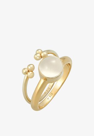 Goudkleurige ring met een centrale ronde, transparante steen. Heeft gebogen banden en drie bolvormige accenten aan één kant. Gemarkeerd met "925."