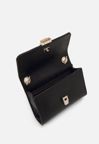 Černá texturovaná peněženka vyrobená z umělého materiálu, s akcentem zlatého řetězu, zapínáním na patentku a dvěma vnitřními uzávěry na knoflíky.
