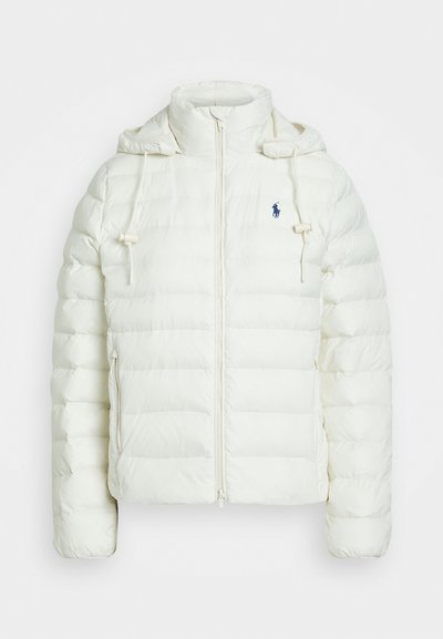 Casaco puffer branco com fecho de zíper e capuz. Apresenta seções acolchoadas horizontais e um logótipo azul no lado esquerdo do peito. Textura suave e lisa.