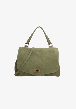 Borsa a tracolla verde in suede con una forma strutturata, caratterizzata da un ribaltabile, hardware dorato e borchie decorative lungo il lato. Inclusa una tracolla rimovibile.