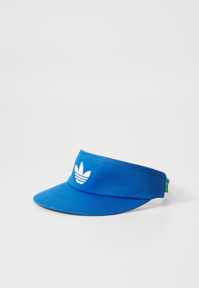 Boné de visor de algodão azul com uma aba larga e logotipo branco bordado na frente. Apresenta uma faixa elástica para um ajuste confortável.