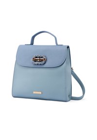 Borsa in ecopelle azzurro chiaro con una forma strutturata, dotata di una patta pieghevole, un accento in hardware dorato intrecciato e una tracolla removibile.