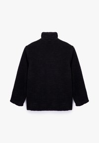 Czarny polarowy pulower z wysokim kołnierzem, długimi rękawami, teksturowaną powierzchnią i luźnym krojem. Brak widocznych elementów metalowych lub wzorów.