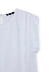 Camicia bianca in tessuto morbido, a maniche corte e con design plissettato. Presenta un collo rotondo e un piccolo tassello sul retro.