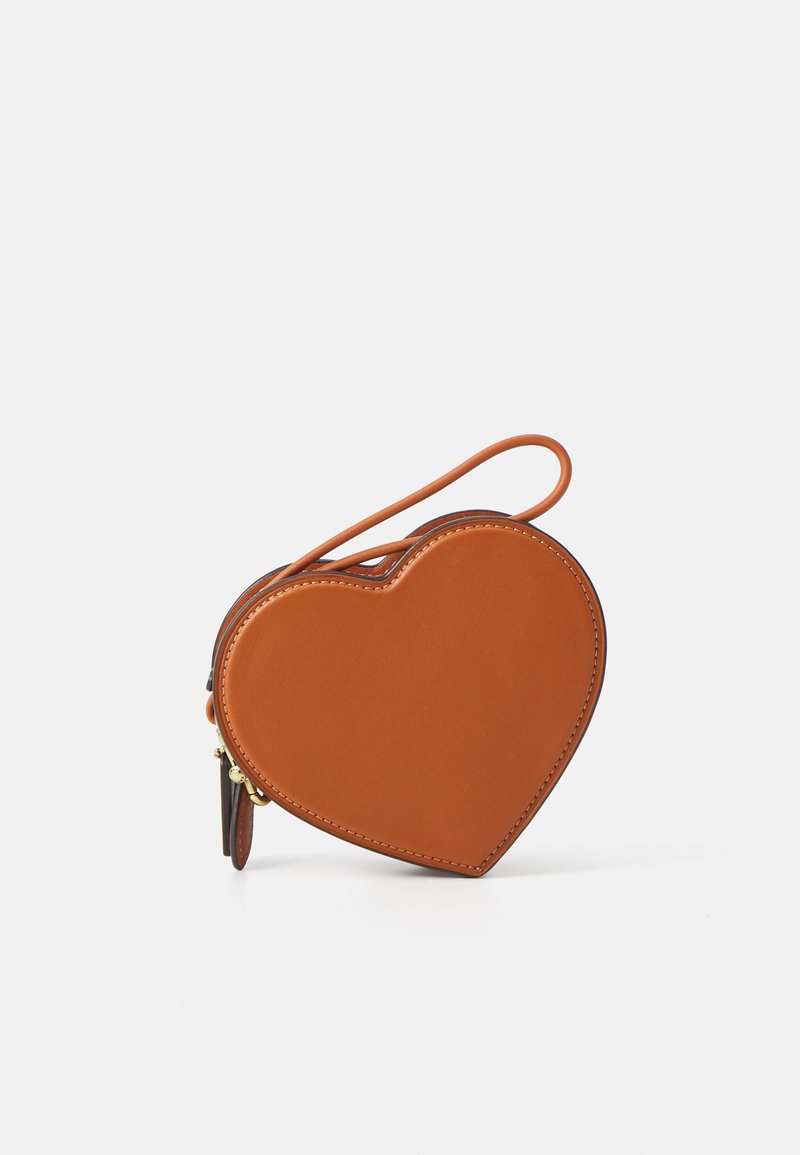 Bolsa em forma de coração em couro marrom liso. Possui uma alça fina e acabamento em tom dourado, com bordas costuradas e fecho de zíper.