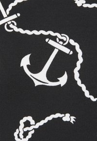 Svart tyg med ett upprepande mönster av vita nautiska ankare och rep i olika orienteringar och storlekar. Slät textur.