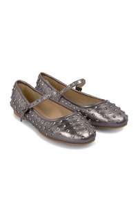 Bailarinas metálicas moradas con tachuelas plateadas, punta redondeada y correa ajustable. Textura suave y suela plana para mayor comodidad.