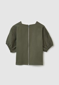Top corto a maniche corte verde oliva realizzato in tessuto morbido, con scollatura ampia, maniche a sbuffo arricciate e zip argentata sulla schiena.