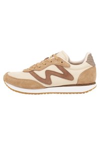 Scarpa sportiva beige con dettagli in suede marrone, tallone testurizzato e suola intermedia bianca. Presenta un motivo ondulato marrone sul lato. Suola in gomma visibile.