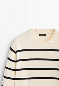 Cremfarbener Strickpullover mit schwarzen horizontalen Streifen und ribbelförmigem Rundhalsausschnitt.