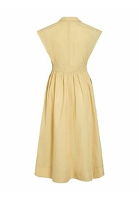 Robe midi jaune pâle sans manches avec taille cintrée, larges épaules et jupe froncée, vue de dos sur fond blanc.