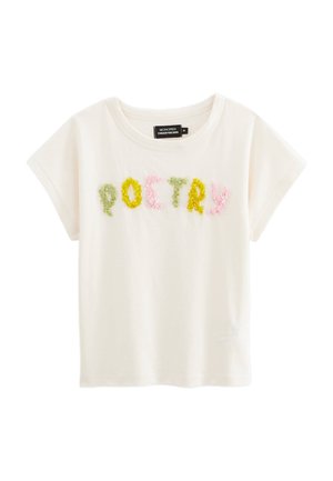 T-shirt en coton blanc à manches courtes, avec le texte "POETRY" en tissu pelucheux coloré, en vert, rose et jaune, cousu sur le devant.