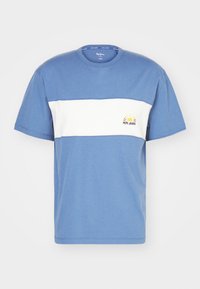 Mėlynas medvilninis marškinėlis su baltu horizontaliu dryžiu, apvali apykaklė ir saulės grafika su "PEPE JEANS" tekstu kairiajame krūtinės šone.
