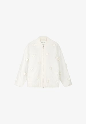 Witte jas met ritssluiting en geribbelde kraag, versierd met kleine gewatteerde hartvormige patronen verspreid over de voorkant en mouwen.