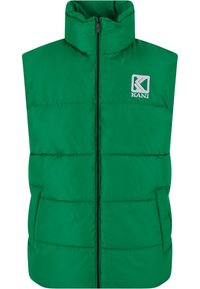 Grön pufferväst med hög krage, frontdragkedja och sidofickor. Har horisontellt quiltade sektioner och en logo på bröstet.