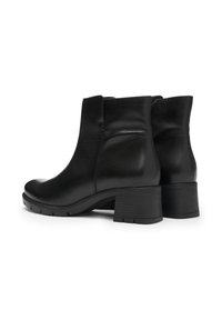 Schwarze Leder-Stiefeletten mit glatter Textur, runder Zehenpartie und gemäßogen Blockabsatz, ausgestattet mit einer rutschfesten Sohle für besseren Halt.