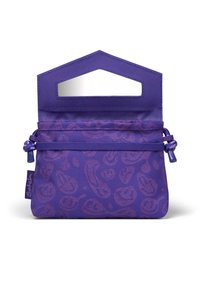 Lila Stofftasche mit einem einzigartigen, strukturierten Muster aus Smiley-Gesichtern. Verfügt über einen Griffausschnitt und einen Reißverschlussverschluss an der Oberseite.