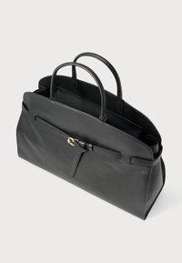 Borsa a mano in pelle nera con doppi manici superiori, texture liscia, dettaglio in metallo dorato e design strutturato e rettangolare.