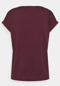T-shirt bordeaux uni à manches courtes avec poignets repliés, vu de dos sur un fond clair.