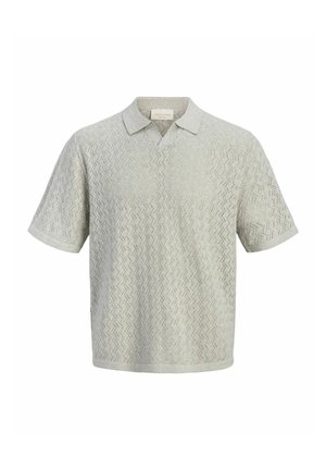 Hellgraues Polohemd mit kurzen Ärmeln, strukturiertem Zickzack-Strickmuster und offenem Kragen, auf weißem Hintergrund dargestellt.