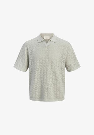 Polo gris clair à manches courtes avec motif en maille zigzag texturé et col ouvert, présenté sur fond blanc.