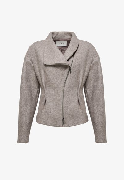 Suknja od vune u sivoj boji koja se sužava uz tijelo, s izrezanim ovratnikom, prednjim zatvaračem na rajsferšlus i s dva bočna džepa. Ima teksturiranu površinu.