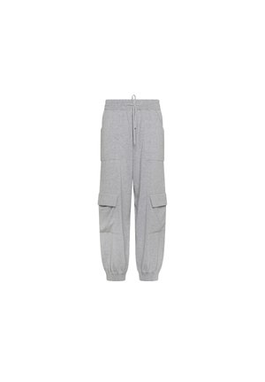 Pantaloni cargo grigi realizzati in tessuto morbido, con polsini elasticizzati, vita regolabile con cordino e numerose tasche sui lati per riporre oggetti.