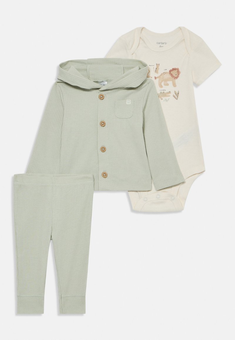 Baumwollset für Säuglinge mit einer mintgrünen, gerippten Jacke mit Holzknöpfen, passenden Hosen und einem cremefarbenen Body mit Tiergrafiken.