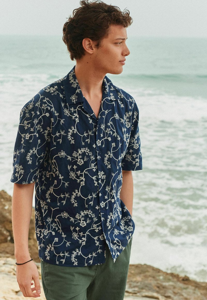 Next EMBROIDERED TEXTURE SHORT SLEEVE  - REGULAR FIT - Vapaa-ajan kauluspaita - navy blue