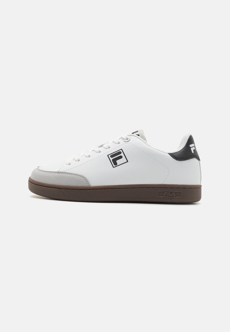 Valged tenniseketid hallide ja mustade aktsentidega, sileda nahast ülemise osa, ümar varvas ja tekstureeritud pruuni kummist tallaga. Must logo üksikasjad küljel.