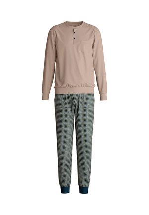 Haut beige à manches longues avec une poche et une patte de boutonnage à trois boutons, associé à un pantalon bleu foncé à motifs avec une ceinture élastique.