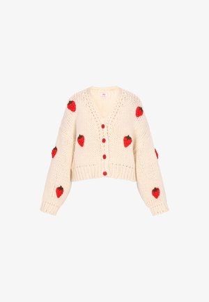 Cremefarbener Strickcardigan mit roten Erdbeerapplikationen an Ärmeln und Körper, mit V-Ausschnitt und roten Knöpfen auf der Vorderseite.