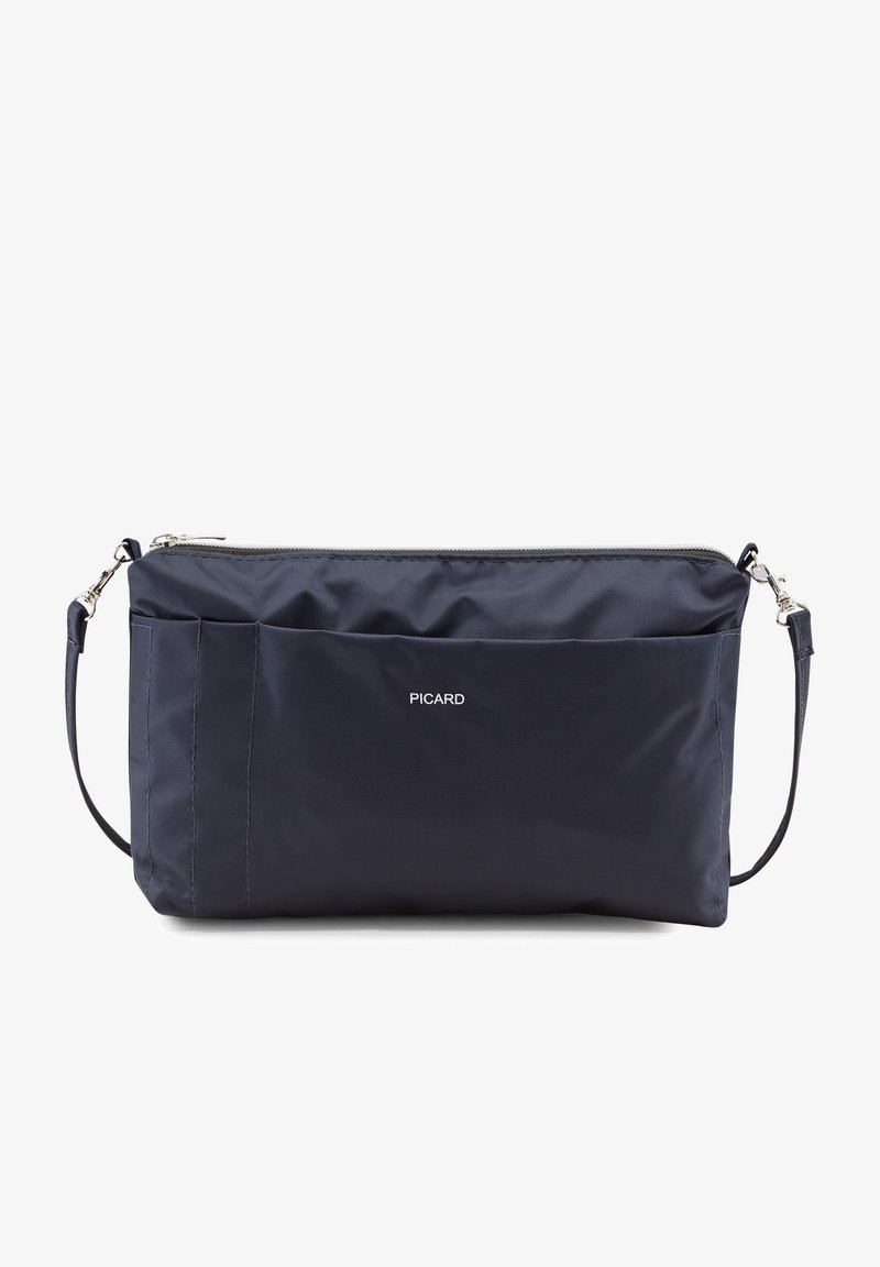 Sac bandoulière en nylon marine avec quincaillerie argentée, zip de fermeture et détails de logo. Comprend des poches extérieures et une bandoulière réglable. Texture lisse.