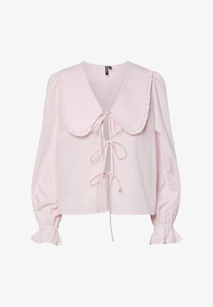 Rosa blus med en stor, volangkrage, snörning framtill och puffärmar med elastiska manschetter. Slät tygtextur.